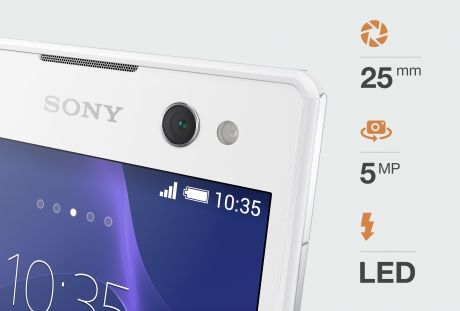 Xperia C3 имеет 25-миллиметровый широкоугольный объектив, 5-мегапиксельную переднюю камеру и светодиодную вспышку