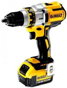 Дрель-шуруповерт DeWALT DCD 932 P2